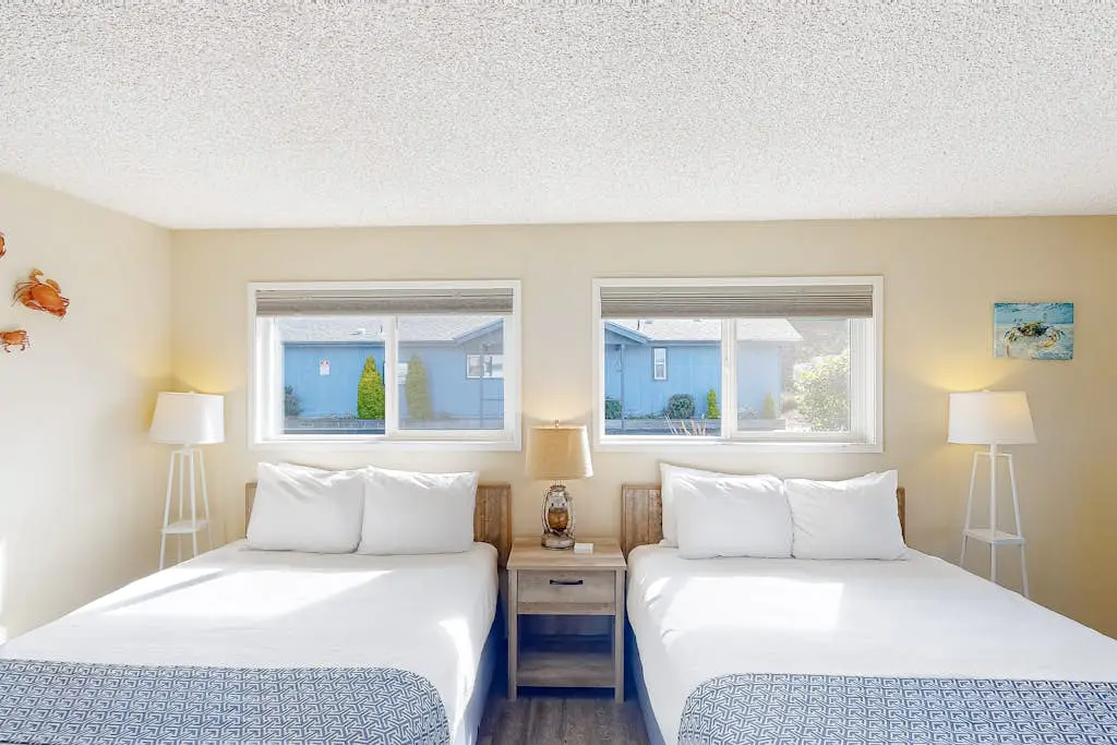 Retro beach gem with fast WiFI - walk to downtown restaurants