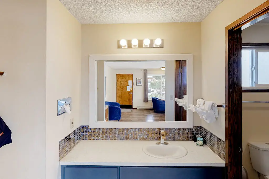 Retro beach gem with fast WiFI - walk to downtown restaurants