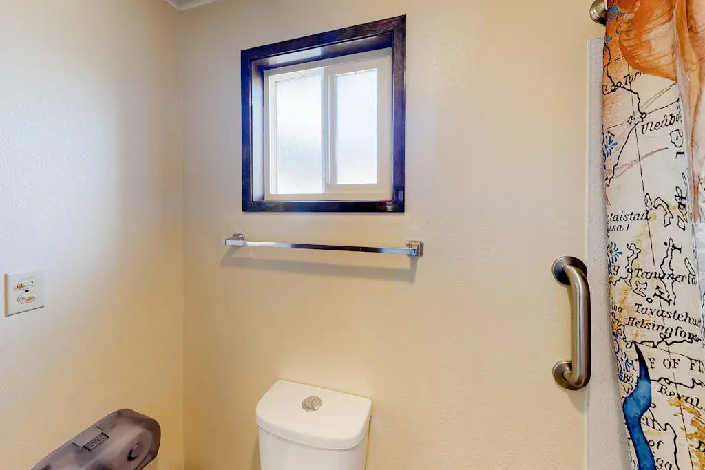 Retro beach gem with fast WiFI - walk to downtown restaurants