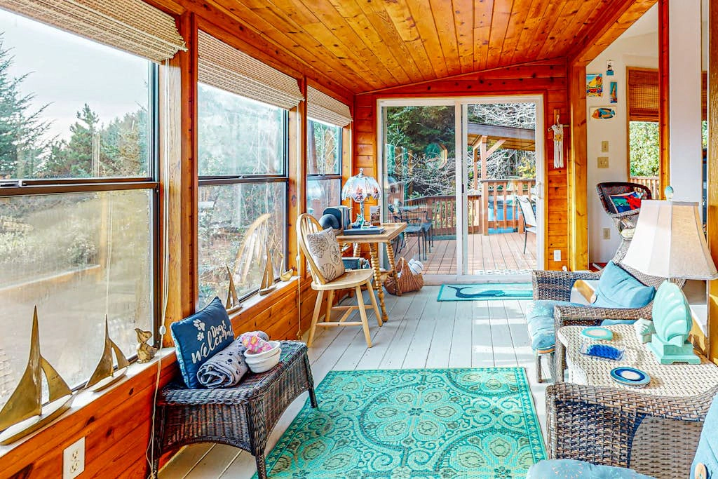 Cozy cabin with sunroom, deck, grill and private hot tub