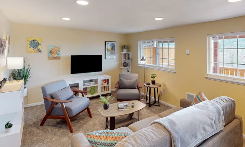 Dog-friendly lower level of duplex w/ enclosed deck, washer/dryer, mountain view