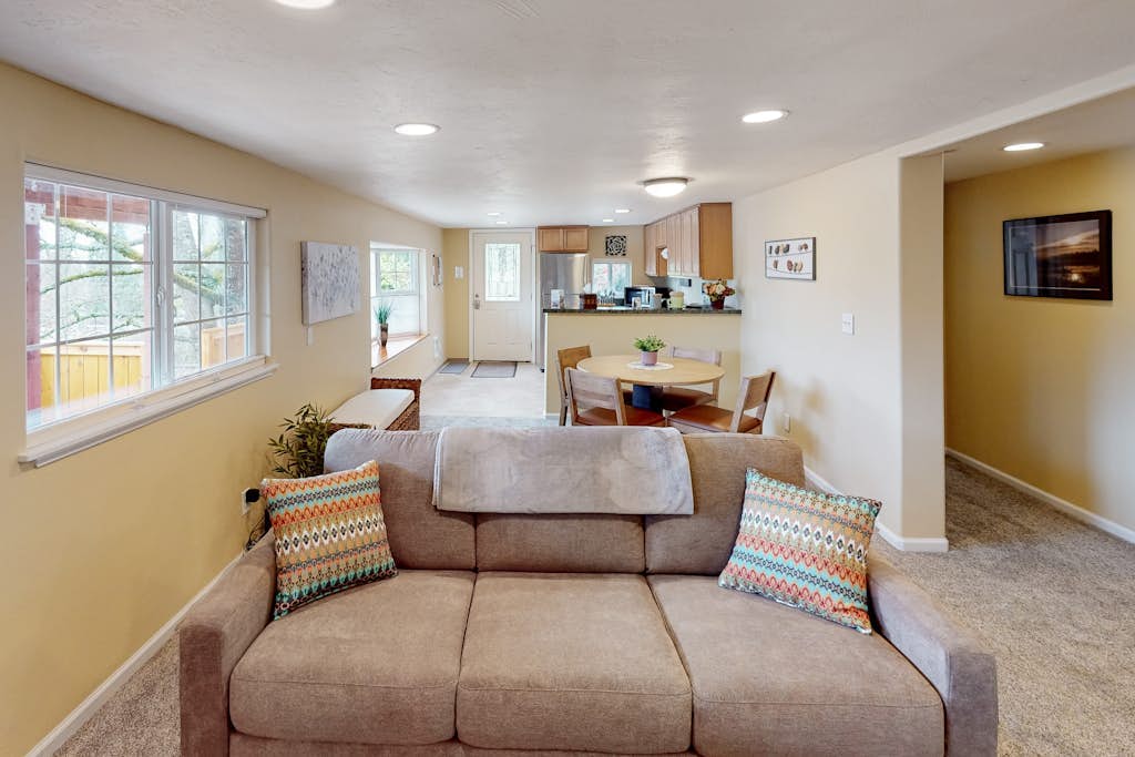 Dog-friendly lower level of duplex w/ enclosed deck, washer/dryer, mountain view