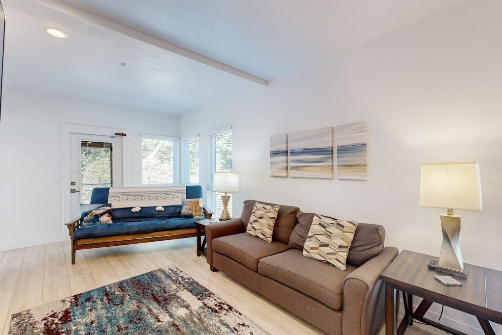 Stunner apt with fireplace, grill, partial ocean views & partial AC