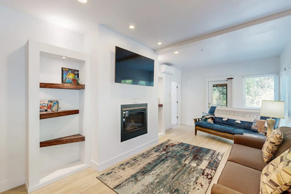 Stunner apt with fireplace, grill, partial ocean views & partial AC