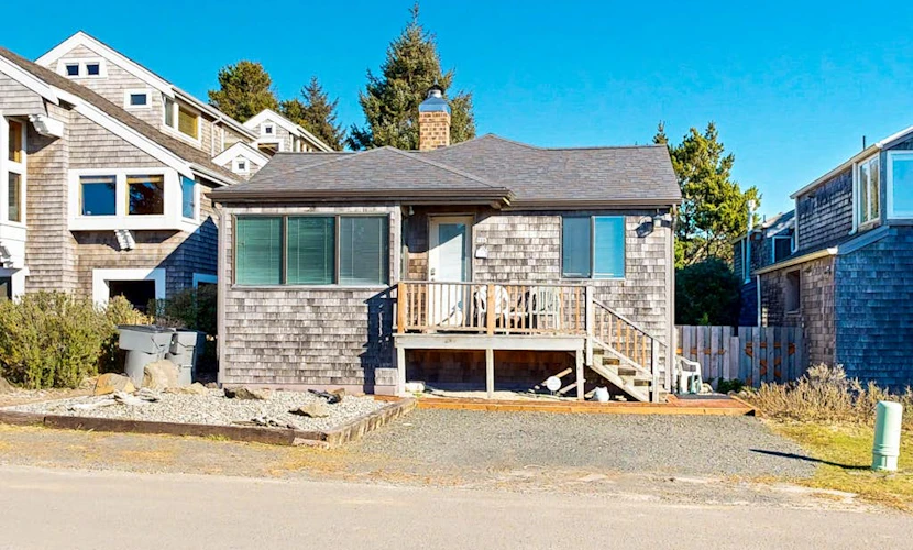 Charming, oceanfront cottage with WiFi & easy beach access