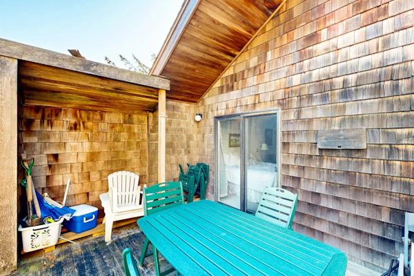 Charming, oceanfront cottage with WiFi & easy beach access