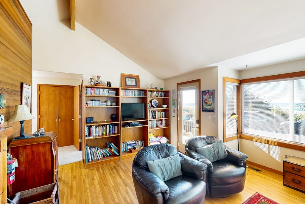 Charming, oceanfront cottage with WiFi & easy beach access