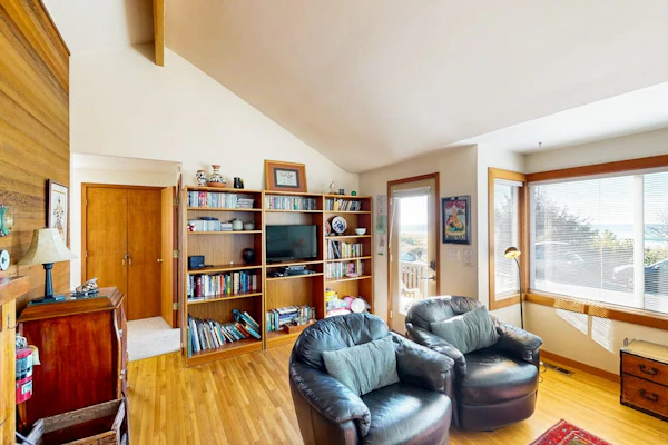 Charming, oceanfront cottage with WiFi & easy beach access