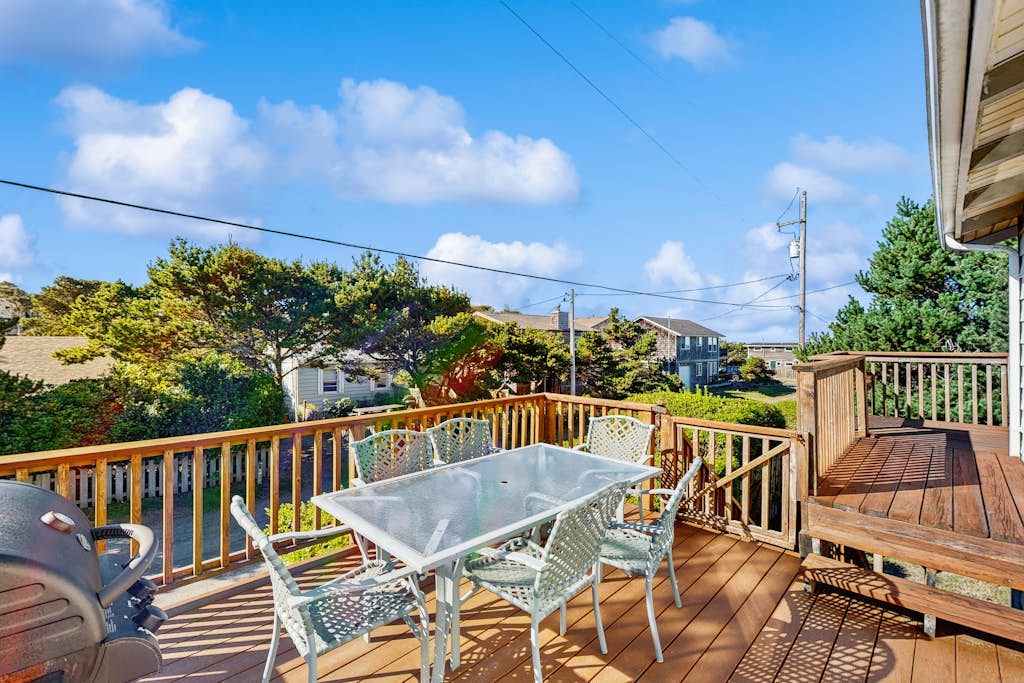 Dog-friendly home with electric fireplace, enclosed yard, deck, beach access