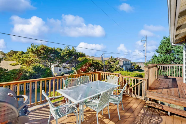 Dog-friendly home with electric fireplace, enclosed yard, deck, beach access