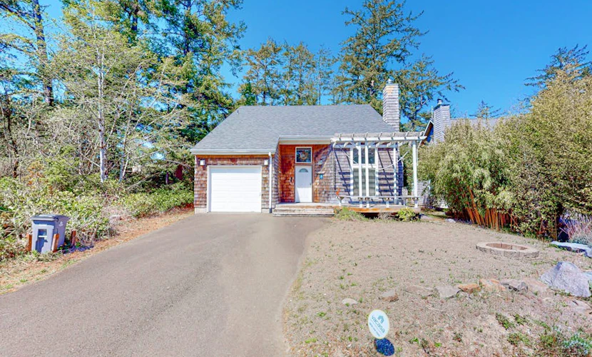 Charming cabin with patio, firepit, fast WiFi, full kitchen, & W/D