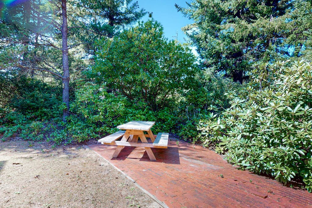 Charming cabin with patio, firepit, fast WiFi, full kitchen, & W/D