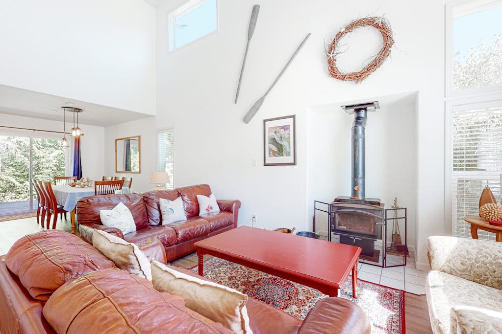 Charming cabin with patio, firepit, fast WiFi, full kitchen, & W/D