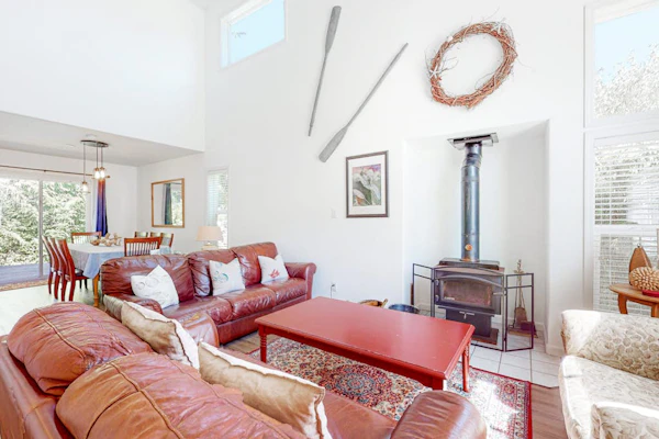 Charming cabin with patio, firepit, fast WiFi, full kitchen, & W/D