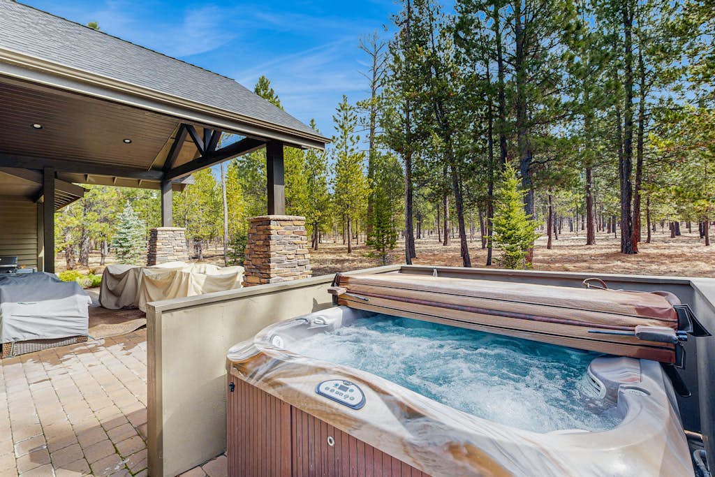 Luxury home with private hot tub, bikes & fireplace - quarry pool & tennis access