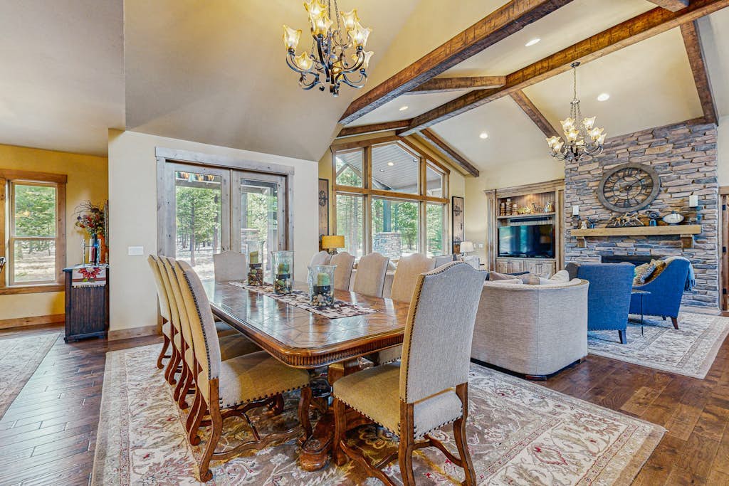 Luxury home with private hot tub, bikes & fireplace - quarry pool