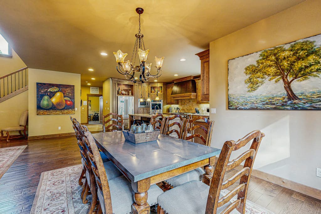 Luxury home with private hot tub, bikes & fireplace - quarry pool
