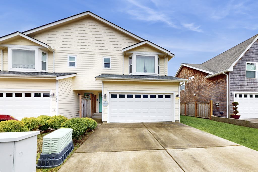 Newly remodeled house w/ entertainment & bikes - walk to the beach