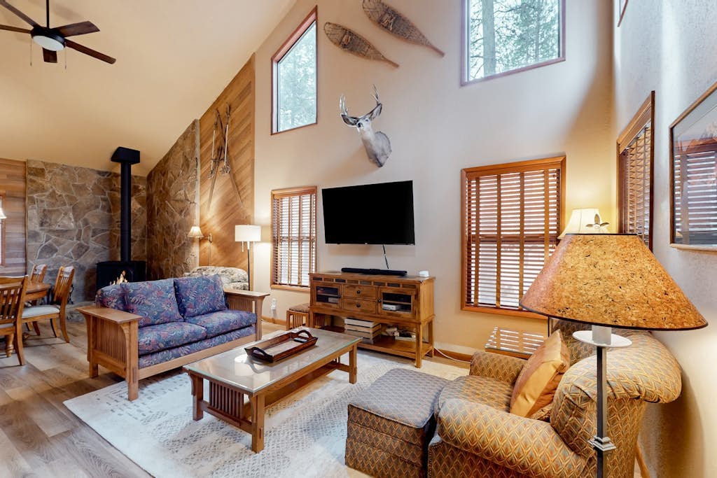 Cabin-style retreat with WiFi, private hot tub, & SHARC access