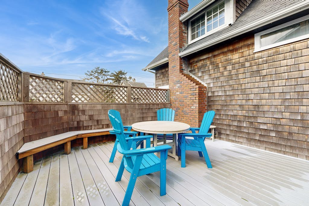 Charming cottage 1 block from the Prom & beach with private deck & Ping-Pong
