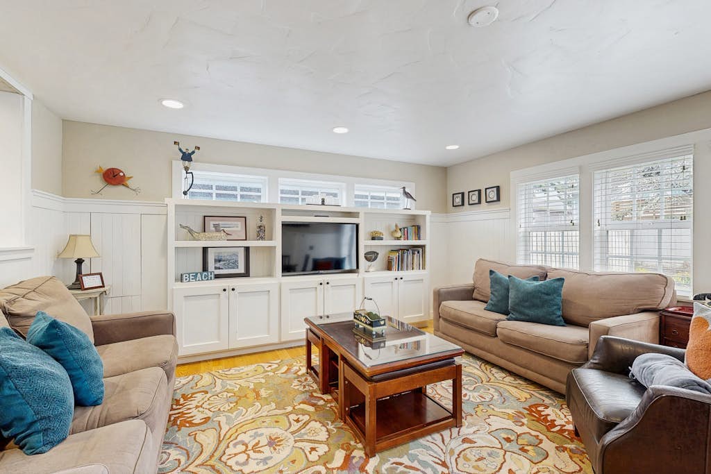 Charming cottage 1 block from the Prom & beach with private deck & Ping-Pong