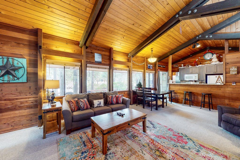 Cozy cabin with private hot tub, deck, grill, central AC & W&D - dog-friendly