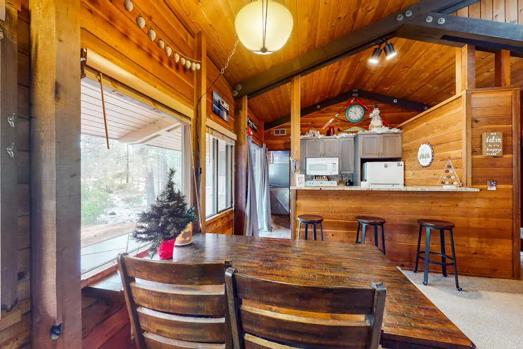 Cozy cabin with private hot tub, deck, grill, central AC & W&D - dog-friendly