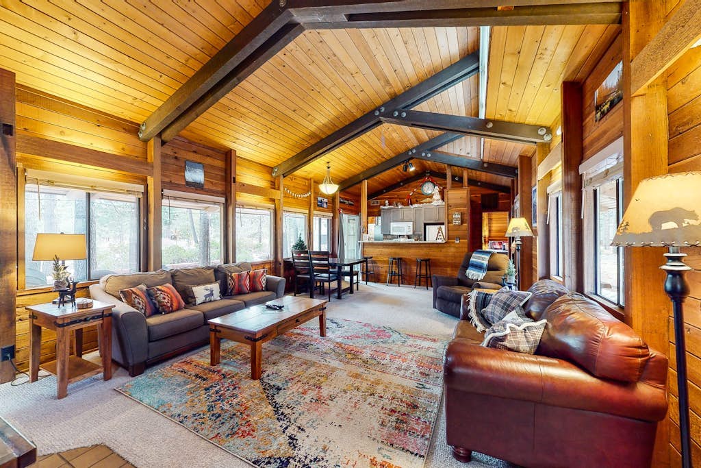Cozy cabin with private hot tub, deck, grill, central AC & W&D - dog-friendly
