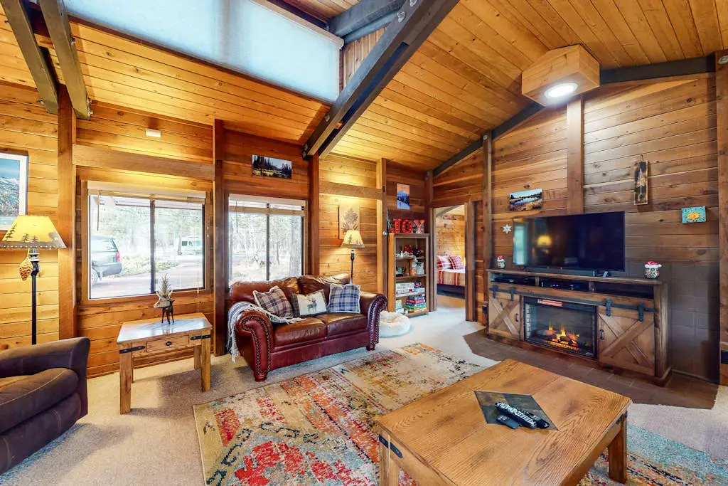 Cozy cabin with private hot tub, deck, grill, central AC & W&D - dog-friendly