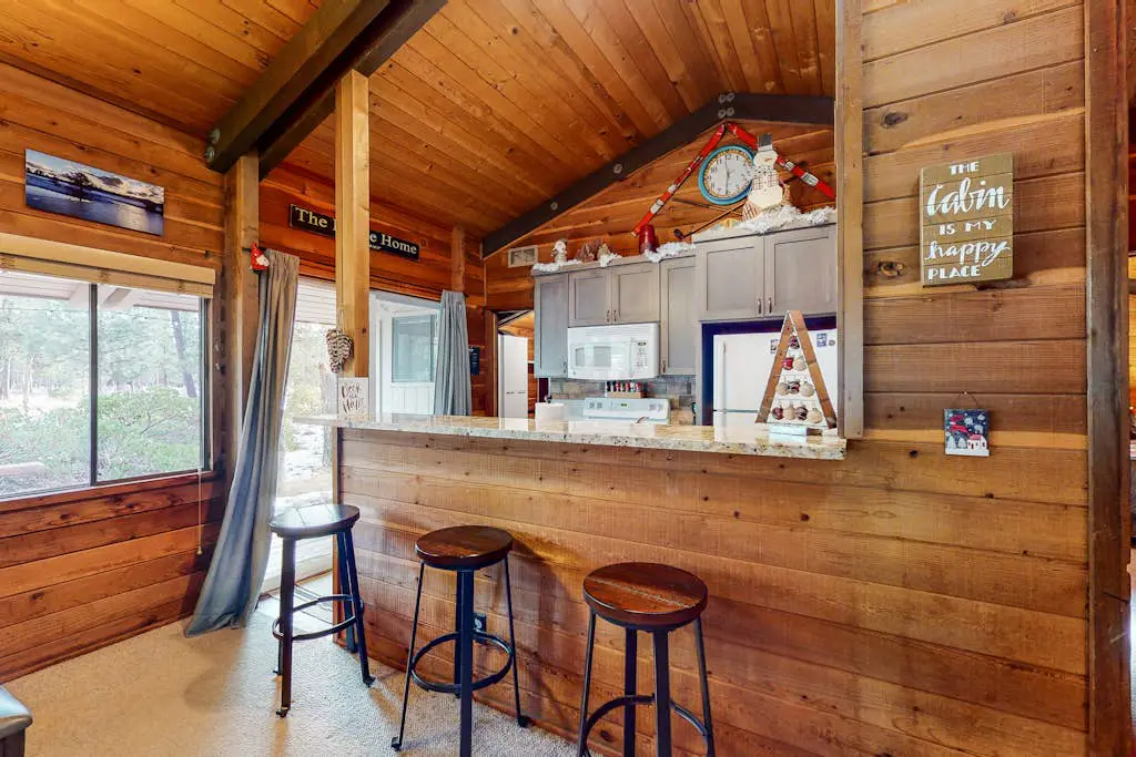 Cozy cabin with private hot tub, deck, grill, central AC & W&D - dog-friendly