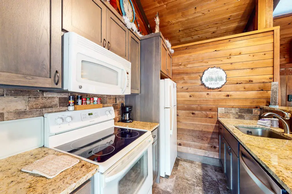 Cozy cabin with private hot tub, deck, grill, central AC & W&D - dog-friendly