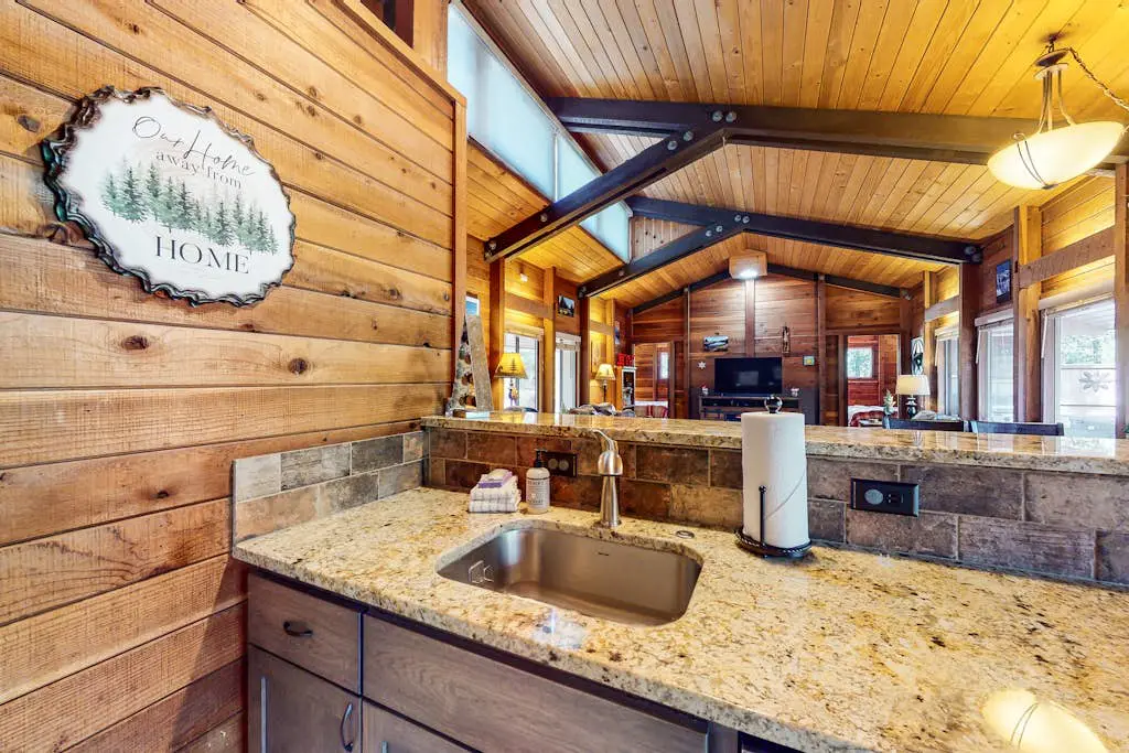 Cozy cabin with private hot tub, deck, grill, central AC & W&D - dog-friendly
