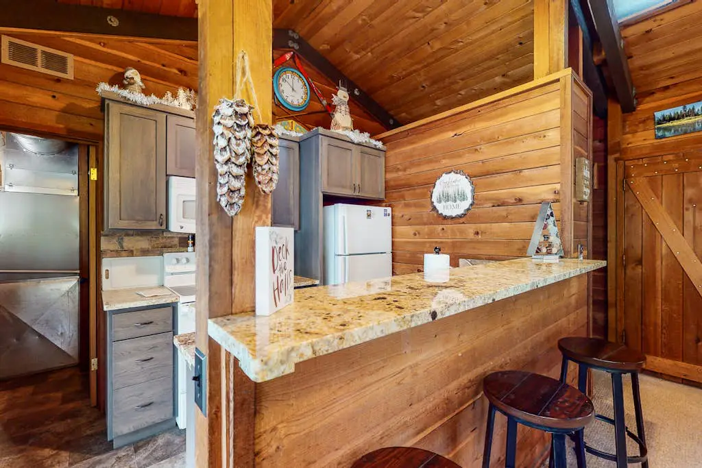 Cozy cabin with private hot tub, deck, grill, central AC & W&D - dog-friendly
