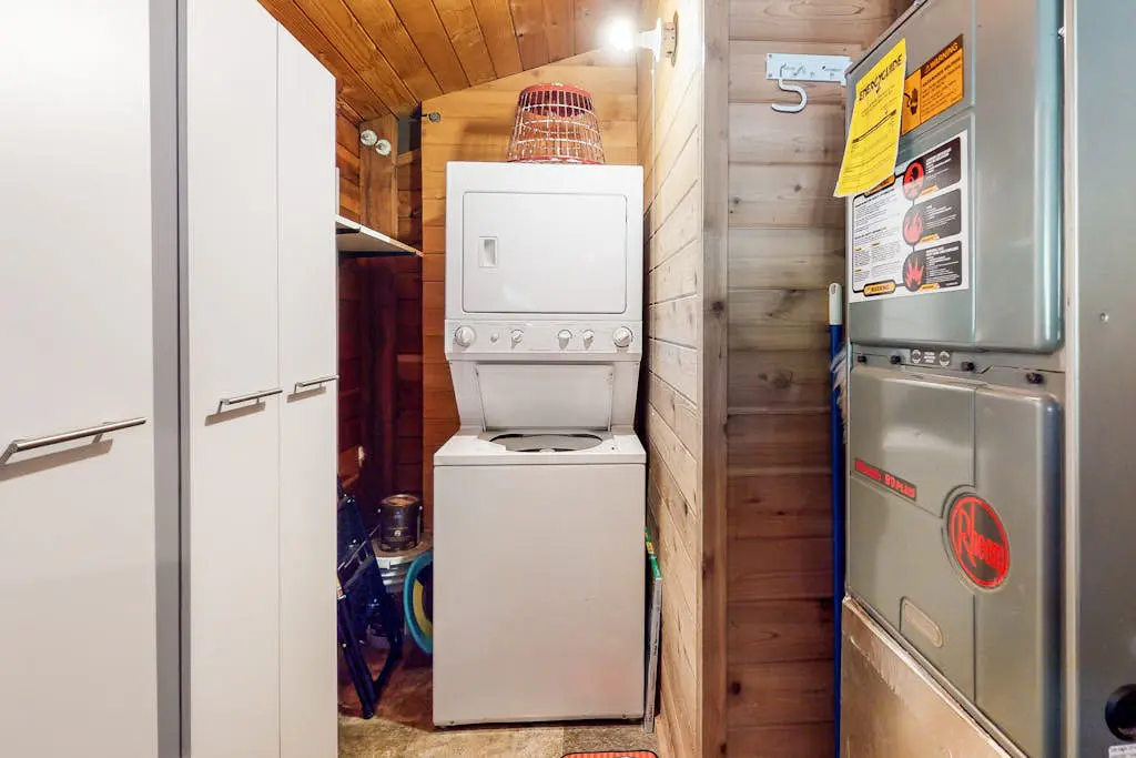 Cozy cabin with private hot tub, deck, grill, central AC & W&D - dog-friendly