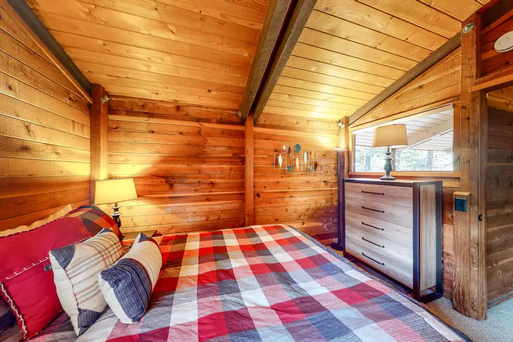 Cozy cabin with private hot tub, deck, grill, central AC & W&D - dog-friendly