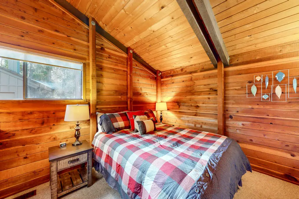 Cozy cabin with private hot tub, deck, grill, central AC & W&D - dog-friendly