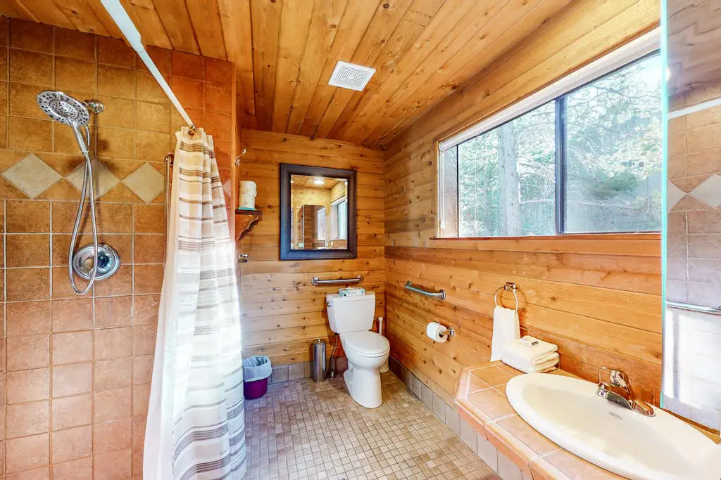 Cozy cabin with private hot tub, deck, grill, central AC & W&D - dog-friendly