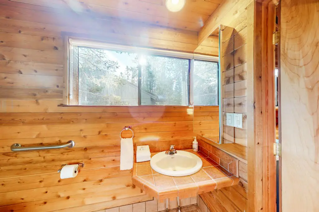 Cozy cabin with private hot tub, deck, grill, central AC & W&D - dog-friendly