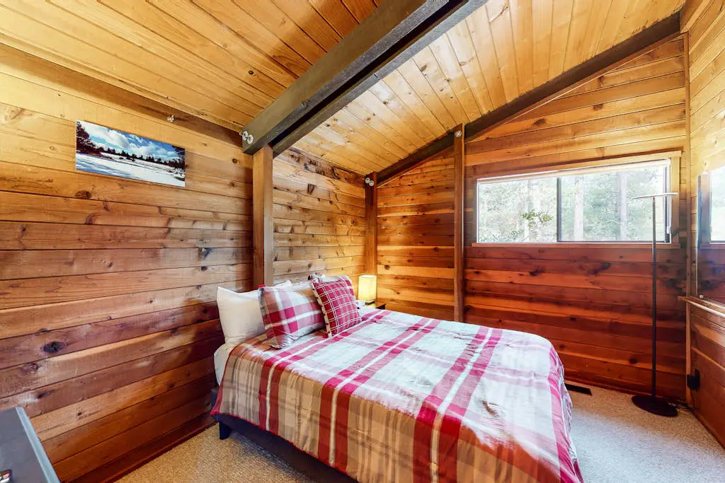 Cozy cabin with private hot tub, deck, grill, central AC & W&D - dog-friendly