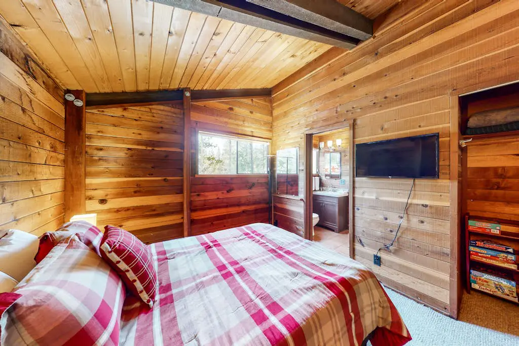 Cozy cabin with private hot tub, deck, grill, central AC & W&D - dog-friendly