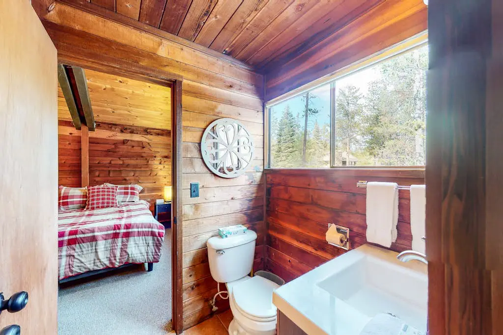 Cozy cabin with private hot tub, deck, grill, central AC & W&D - dog-friendly