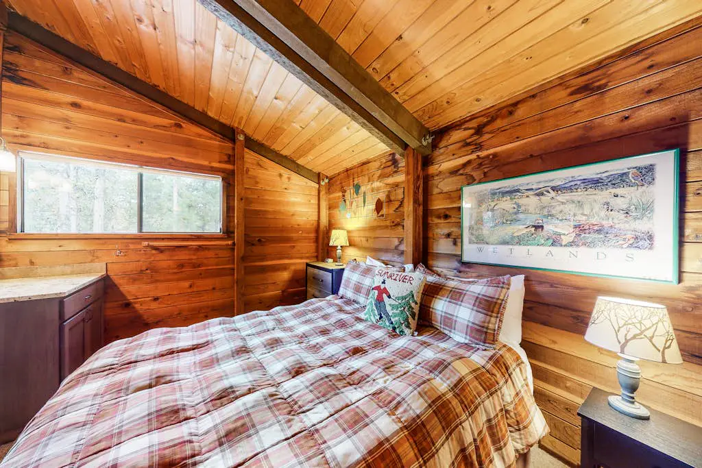 Cozy cabin with private hot tub, deck, grill, central AC & W&D - dog-friendly