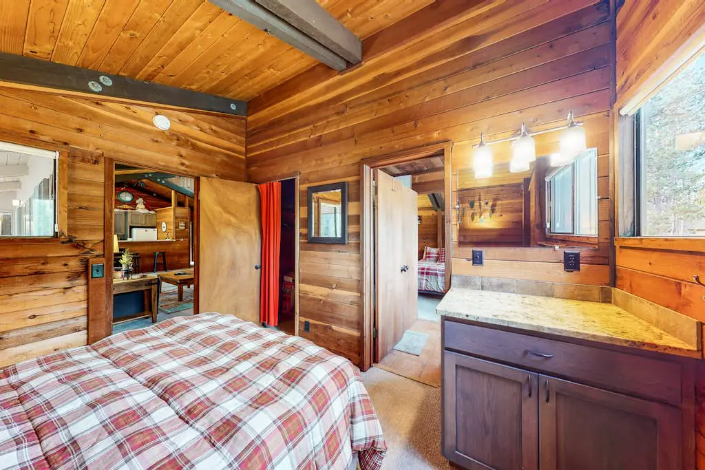 Cozy cabin with private hot tub, deck, grill, central AC & W&D - dog-friendly
