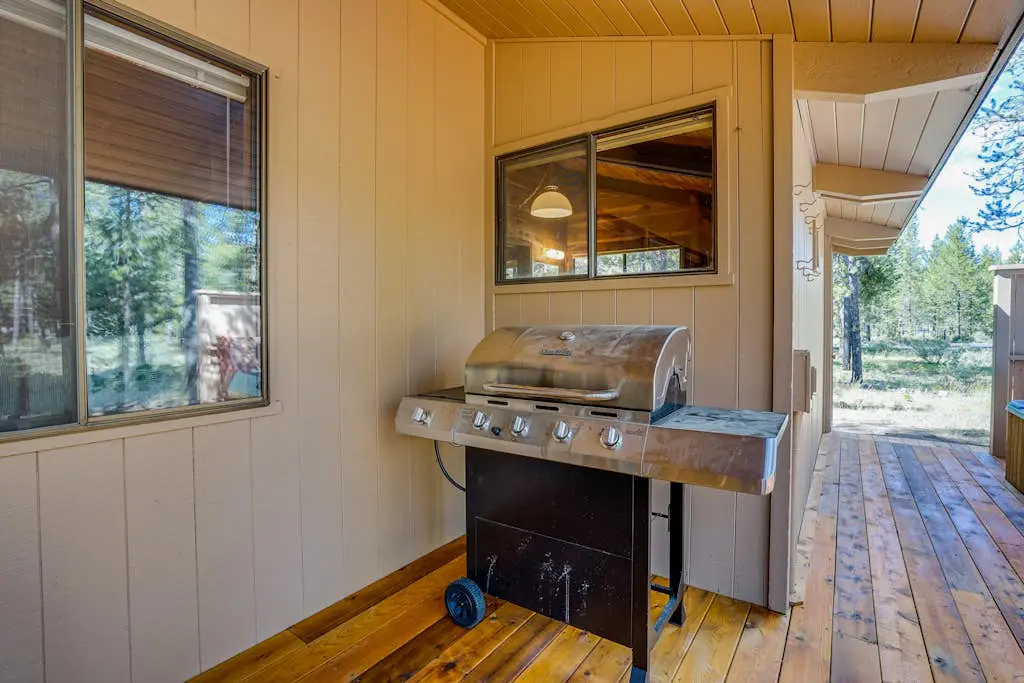 Cozy cabin with private hot tub, deck, grill, central AC & W&D - dog-friendly