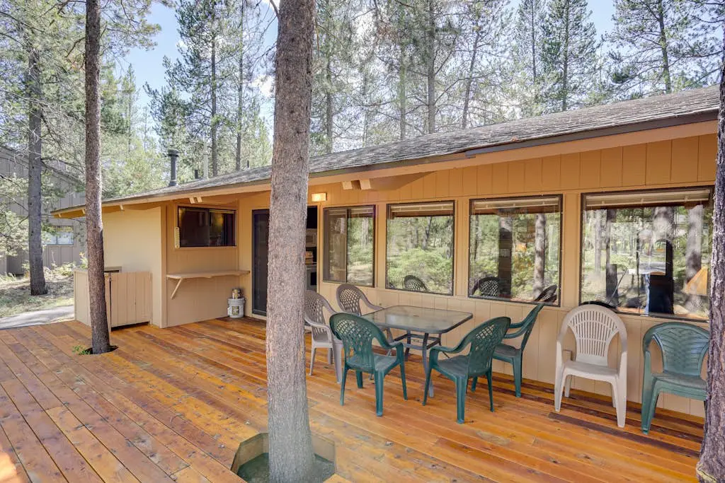 Cozy cabin with private hot tub, deck, grill, central AC & W&D - dog-friendly