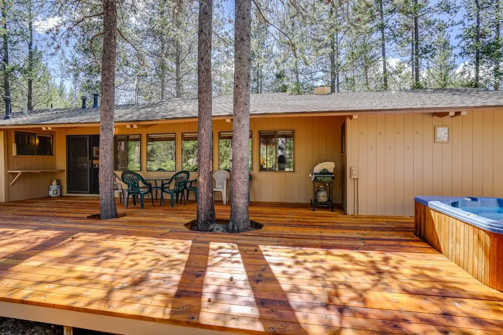 Cozy cabin with private hot tub, deck, grill, central AC & W&D - dog-friendly