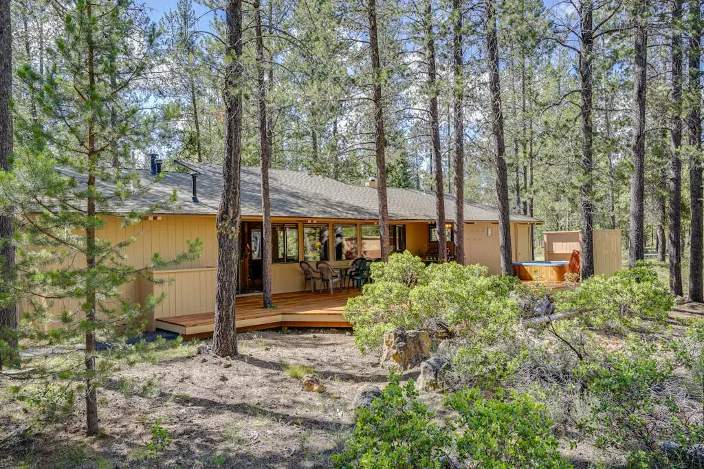 Cozy cabin with private hot tub, deck, grill, central AC & W&D - dog-friendly