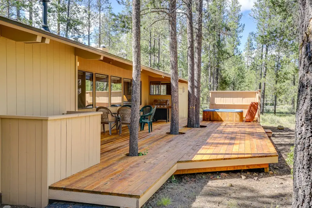 Cozy cabin with private hot tub, deck, grill, central AC & W&D - dog-friendly