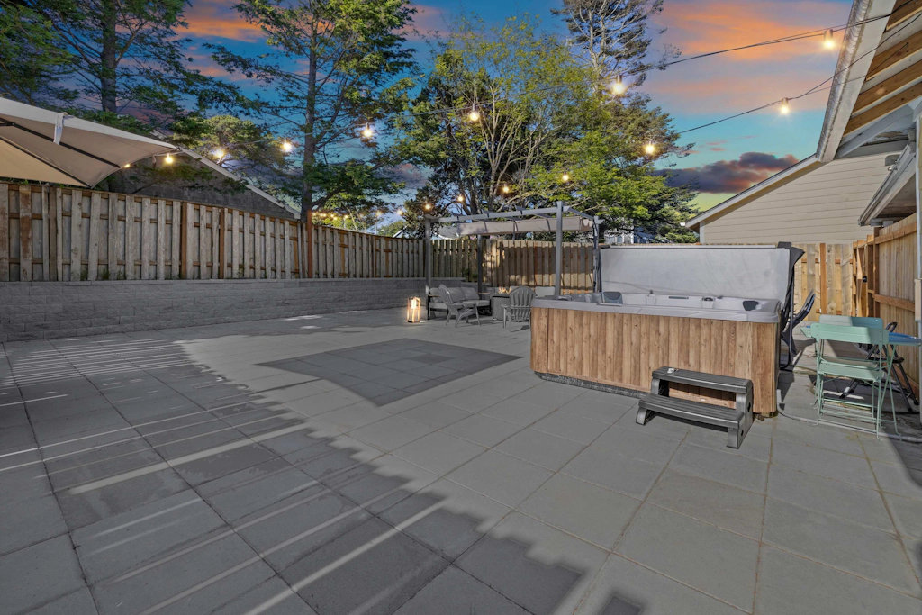 Cozy Seaside Bungalow, Brand New Hot Tub, Fast WiFi & W&D - Walk to the Beach