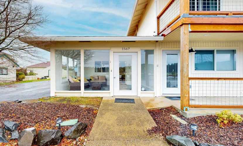 Cozy condo with sun room, washer & dryer, close to the river